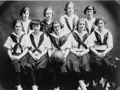Class of 1921 Girls Basketball
Girl's Basketball Team
1st R.: unkn, Faith Prichard (Huntington), unkn, unkn, unkn

2nd R.: unkn, unkn. unkn, unkn
